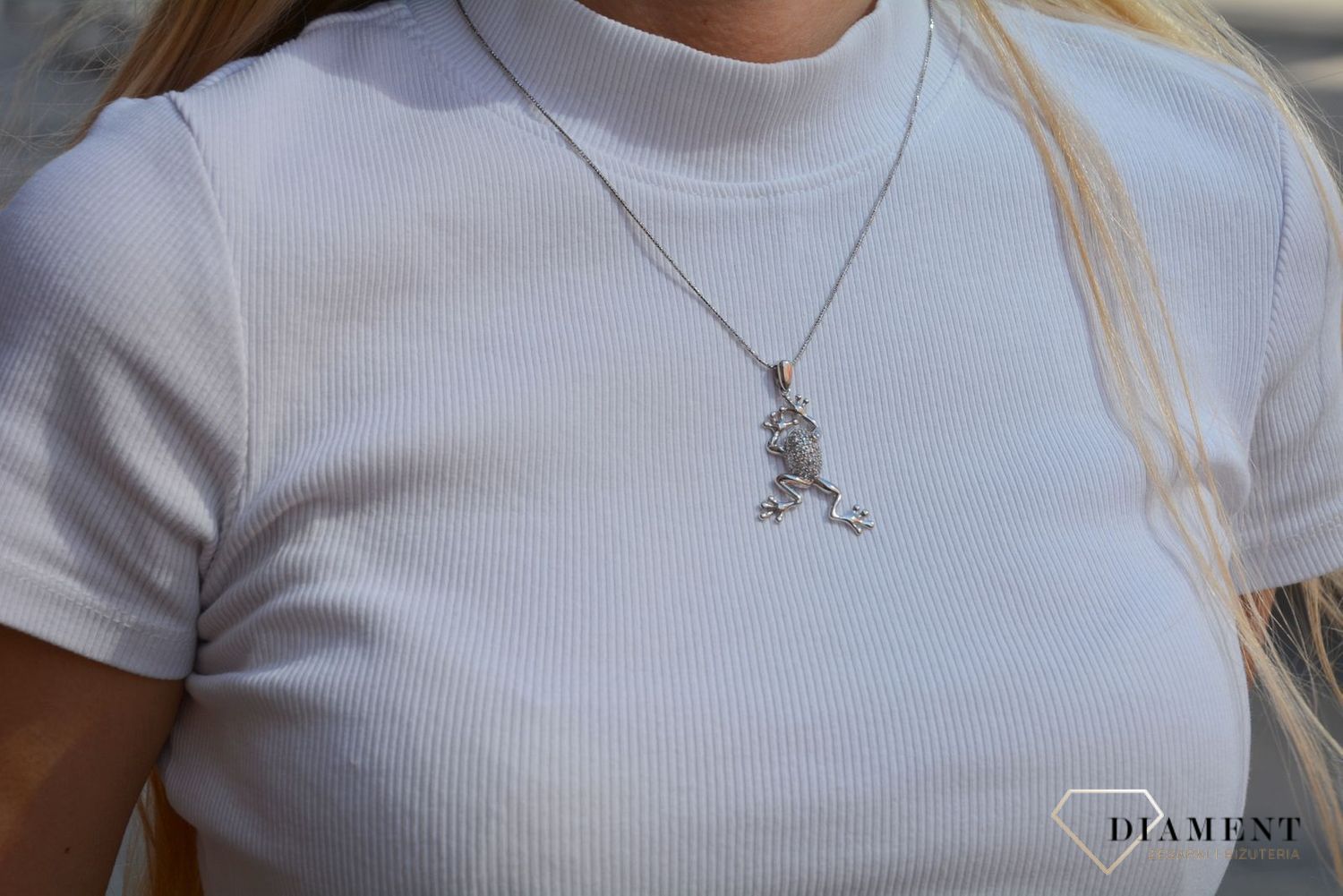 Wisiorek srebrny Żabka z cyrkoniami Żabka dla miłośników prezentów na szczęście. Piękny prezent dla wielbicieli powodzenia z motywem żabki. Srebrne wisiorki od Salonu Diament2.jpg